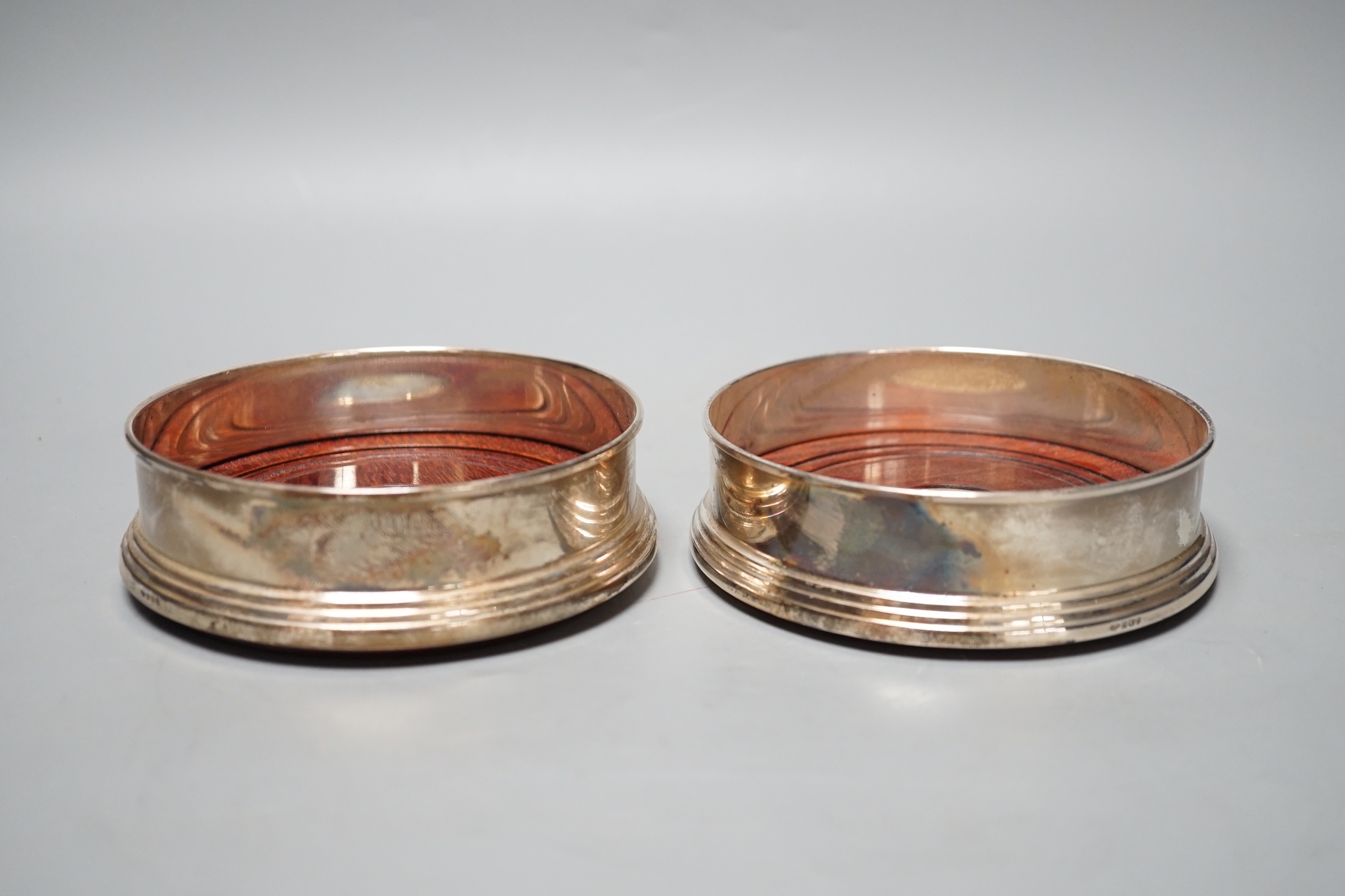 A pair of modern silver mounted wine coasters, B & Co, London,1996, diameter 11.9cm.